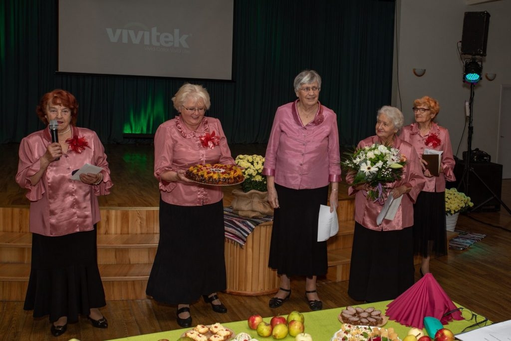 senioru-deju-kolektiva-bruklenajs-20-gadu-jubilejas-koncerts-foto-v-agurjanovs-076-1024x683.jpg