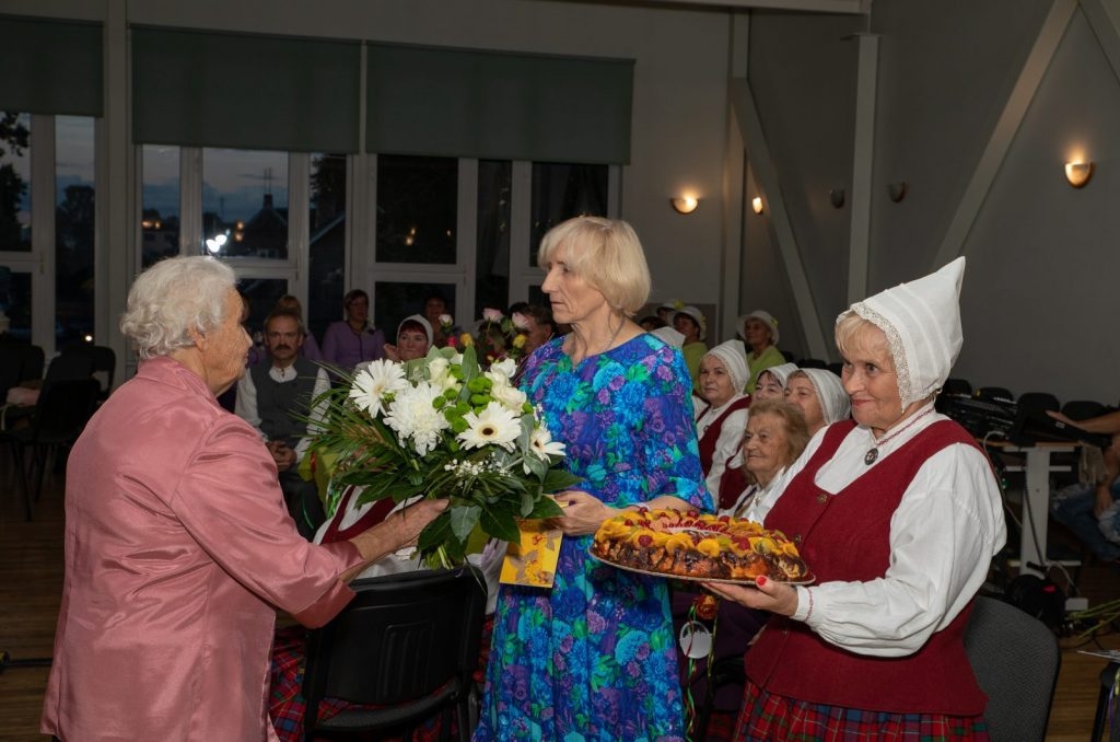 senioru-deju-kolektiva-bruklenajs-20-gadu-jubilejas-koncerts-foto-v-agurjanovs-077-1024x678.jpg
