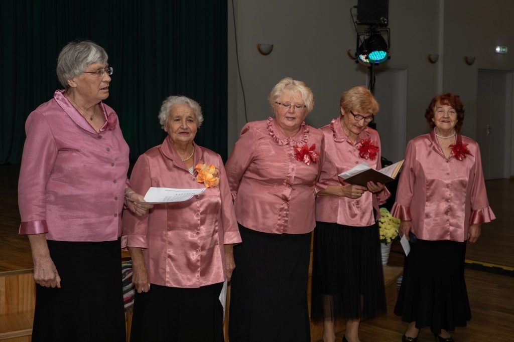 senioru-deju-kolektiva-bruklenajs-20-gadu-jubilejas-koncerts-foto-v-agurjanovs-078-1024x682.jpg
