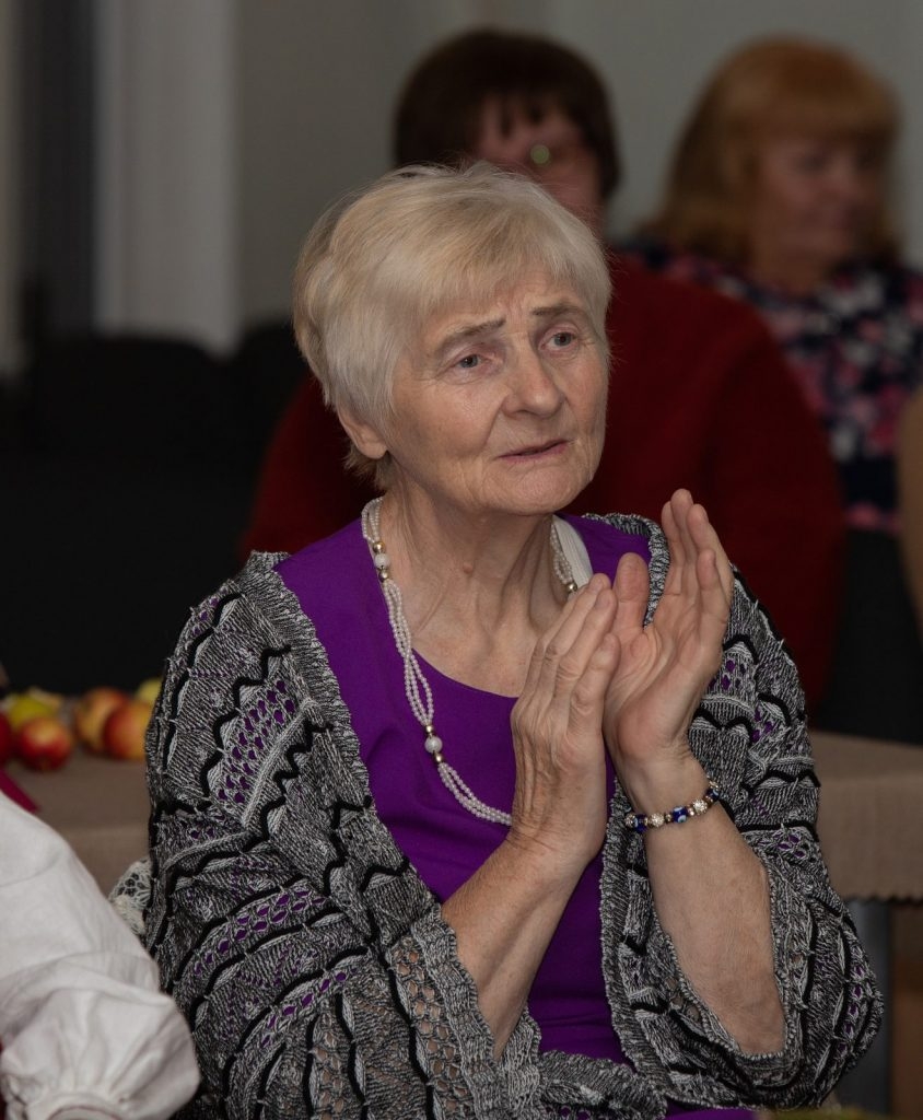 senioru-deju-kolektiva-bruklenajs-20-gadu-jubilejas-koncerts-foto-v-agurjanovs-079-844x1024.jpg