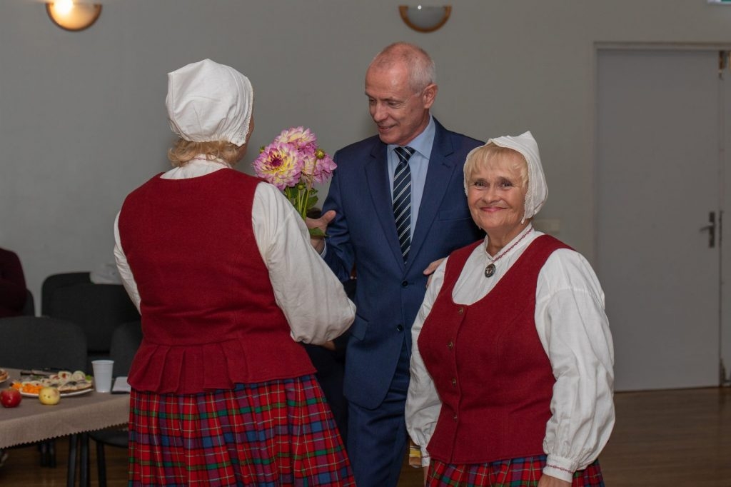 senioru-deju-kolektiva-bruklenajs-20-gadu-jubilejas-koncerts-foto-v-agurjanovs-086-1024x682.jpg