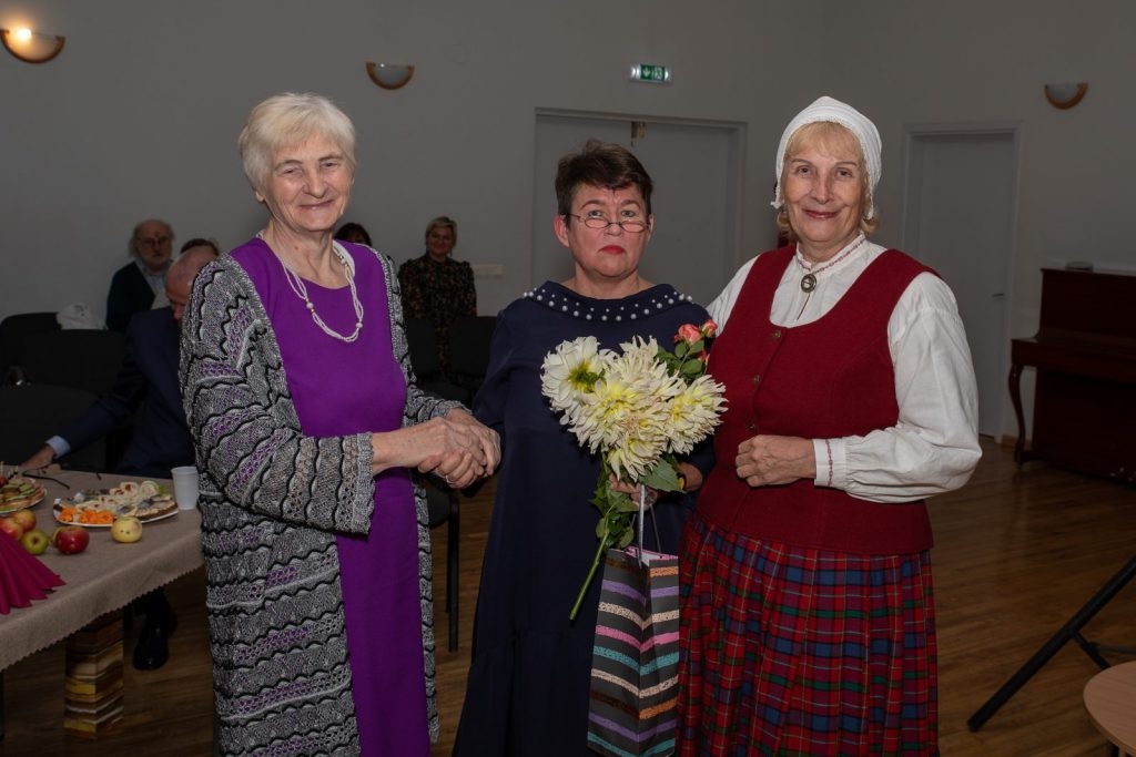 senioru-deju-kolektiva-bruklenajs-20-gadu-jubilejas-koncerts-foto-v-agurjanovs-087-1024x683.jpg