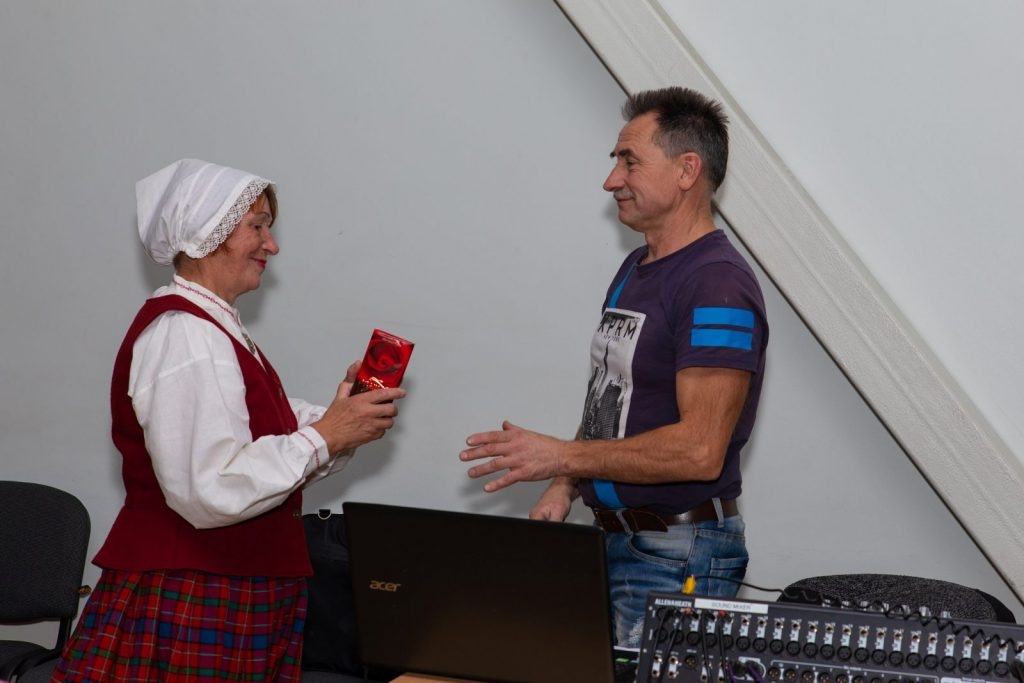senioru-deju-kolektiva-bruklenajs-20-gadu-jubilejas-koncerts-foto-v-agurjanovs-088-1024x683.jpg