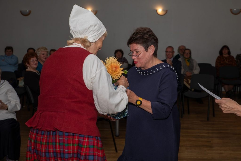 senioru-deju-kolektiva-bruklenajs-20-gadu-jubilejas-koncerts-foto-v-agurjanovs-089-1024x683.jpg
