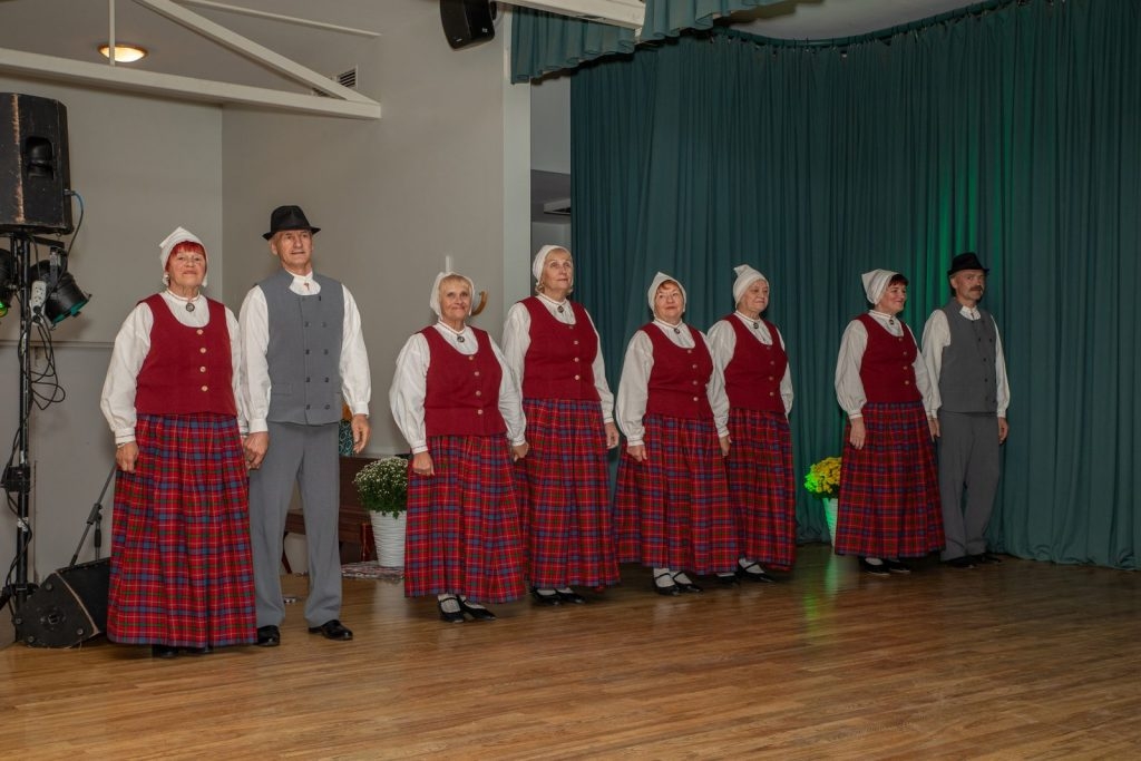 senioru-deju-kolektiva-bruklenajs-20-gadu-jubilejas-koncerts-foto-v-agurjanovs-090-1024x683.jpg