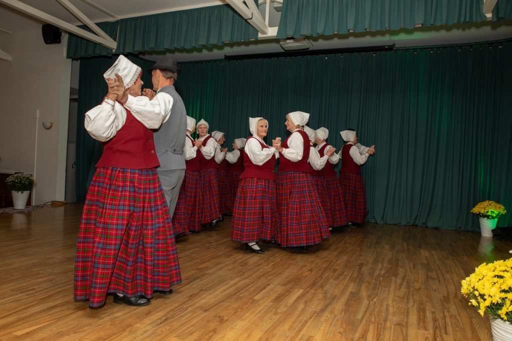 senioru-deju-kolektiva-bruklenajs-20-gadu-jubilejas-koncerts-foto-v-agurjanovs-093-1024x683.jpg