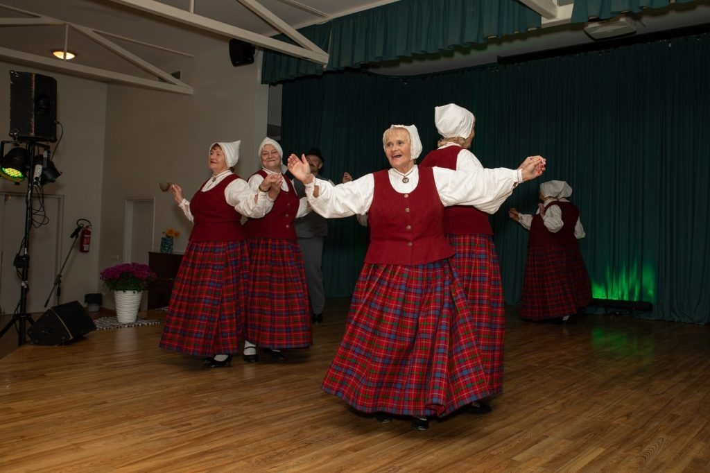 senioru-deju-kolektiva-bruklenajs-20-gadu-jubilejas-koncerts-foto-v-agurjanovs-094-1024x682.jpg