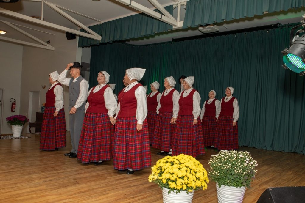senioru-deju-kolektiva-bruklenajs-20-gadu-jubilejas-koncerts-foto-v-agurjanovs-096-1024x683.jpg