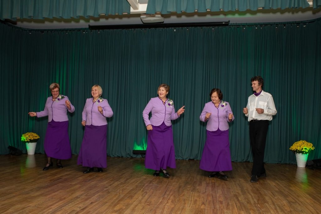 senioru-deju-kolektiva-bruklenajs-20-gadu-jubilejas-koncerts-foto-v-agurjanovs-098-1024x682.jpg
