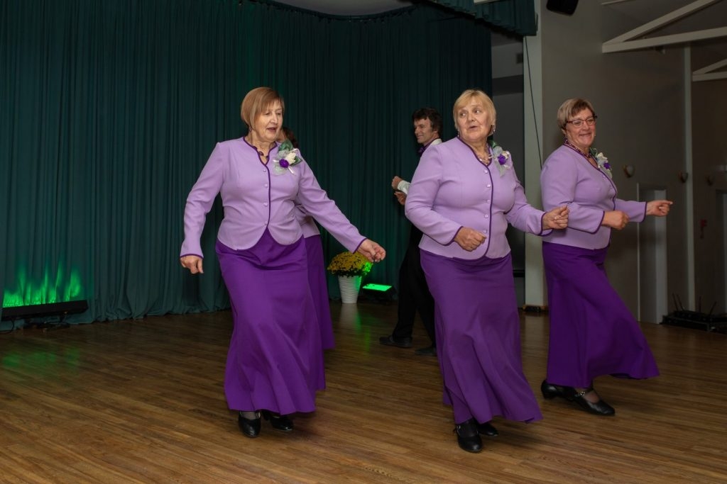 senioru-deju-kolektiva-bruklenajs-20-gadu-jubilejas-koncerts-foto-v-agurjanovs-101-1024x683.jpg