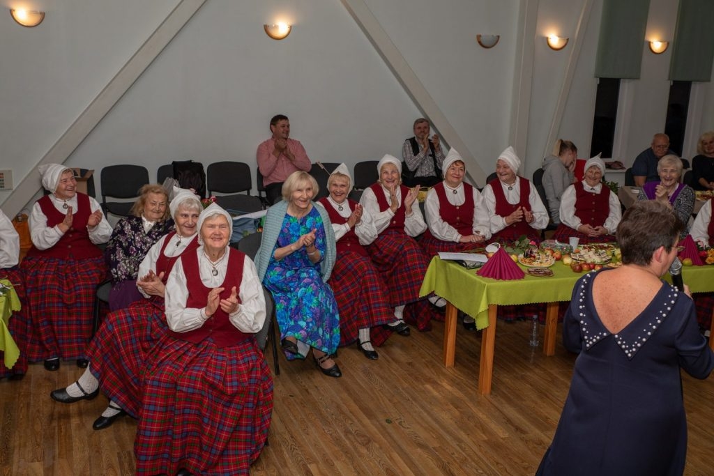 senioru-deju-kolektiva-bruklenajs-20-gadu-jubilejas-koncerts-foto-v-agurjanovs-104-1024x683.jpg
