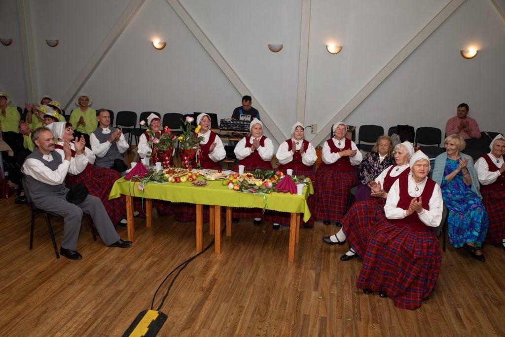senioru-deju-kolektiva-bruklenajs-20-gadu-jubilejas-koncerts-foto-v-agurjanovs-105-1024x683.jpg