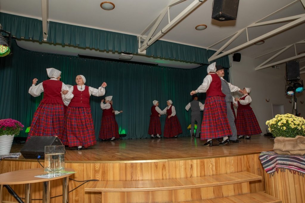 senioru-deju-kolektiva-bruklenajs-20-gadu-jubilejas-koncerts-foto-v-agurjanovs-107-1024x683.jpg