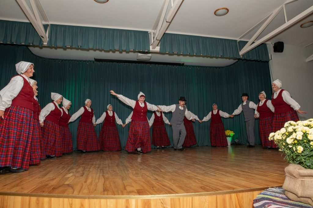senioru-deju-kolektiva-bruklenajs-20-gadu-jubilejas-koncerts-foto-v-agurjanovs-108-1024x683.jpg