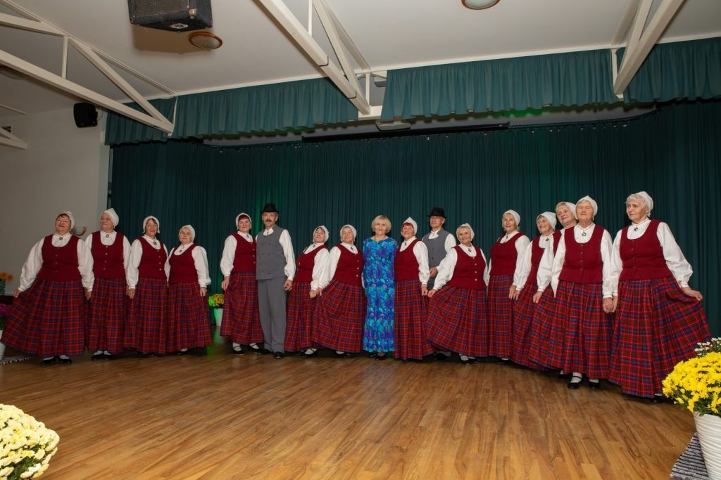 senioru-deju-kolektiva-bruklenajs-20-gadu-jubilejas-koncerts-foto-v-agurjanovs-109-1024x683.jpg