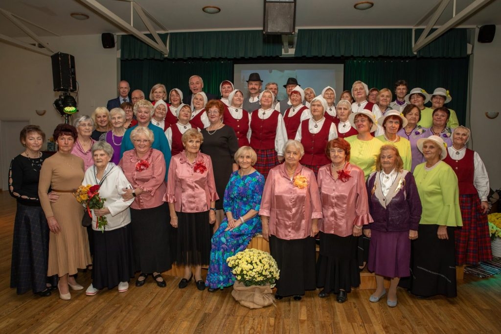 senioru-deju-kolektiva-bruklenajs-20-gadu-jubilejas-koncerts-foto-v-agurjanovs-110-1024x683.jpg