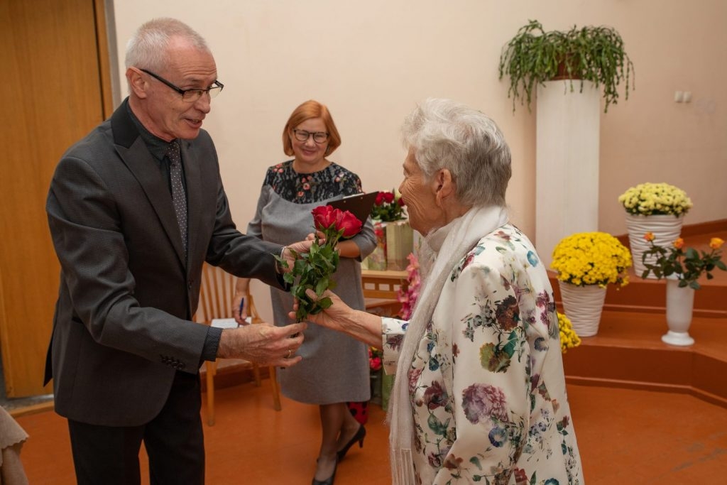 senioru-vokala-ansambla-virsi-20-dzimsanas-dienas-sarikojums-foto-v-agurjanovs-012-1024x683.jpg