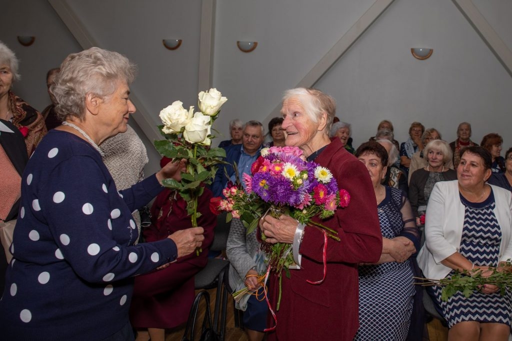 starptautiskajai-senioru-dienai-veltits-pasakums-dzelteno-lapu-valsis-preilos-foto-026-1024x683.jpg