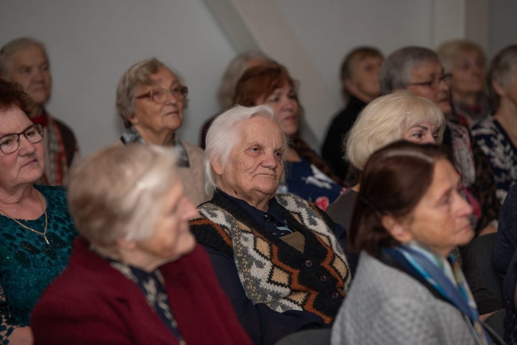 starptautiskajai-senioru-dienai-veltits-pasakums-dzelteno-lapu-valsis-preilos-foto-v-agurjanovs-021-1024x683.jpg