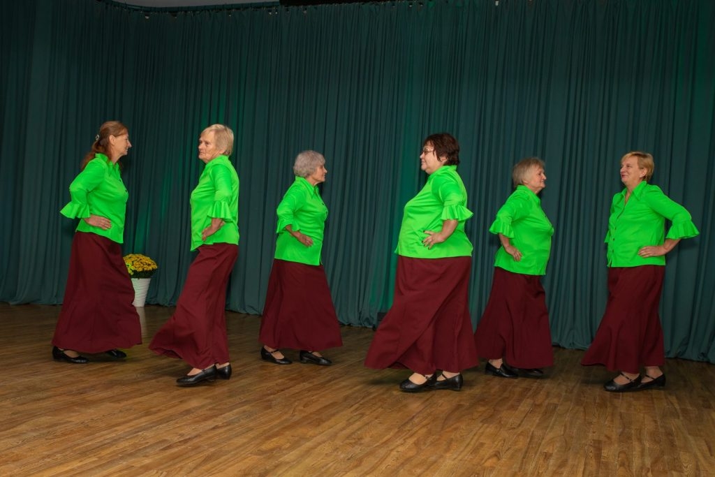 starptautiskajai-senioru-dienai-veltits-pasakums-dzelteno-lapu-valsis-preilos-foto-v-agurjanovs-042-1024x683.jpg