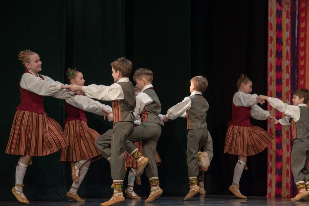 xii-latvijas-skolu-jaunatnes-dziesmu-un-deju-svetku-skate-preilos-foto-ieva-babre-003-1024x682.jpg