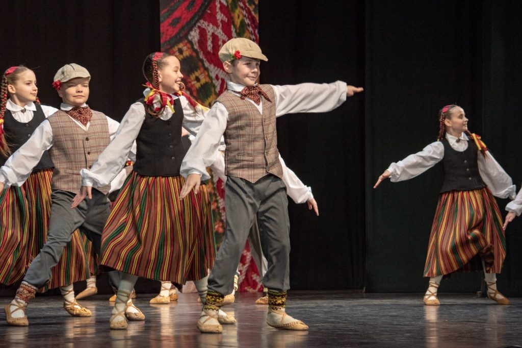 xii-latvijas-skolu-jaunatnes-dziesmu-un-deju-svetku-skate-preilos-foto-ieva-babre-019-1024x682.jpg