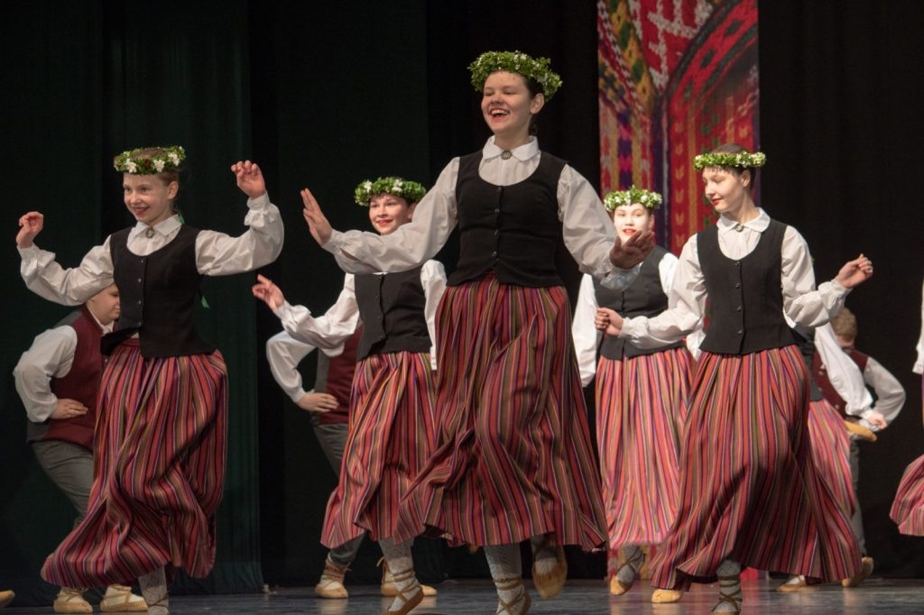 xii-latvijas-skolu-jaunatnes-dziesmu-un-deju-svetku-skate-preilos-foto-ieva-babre-068-1024x682.jpg