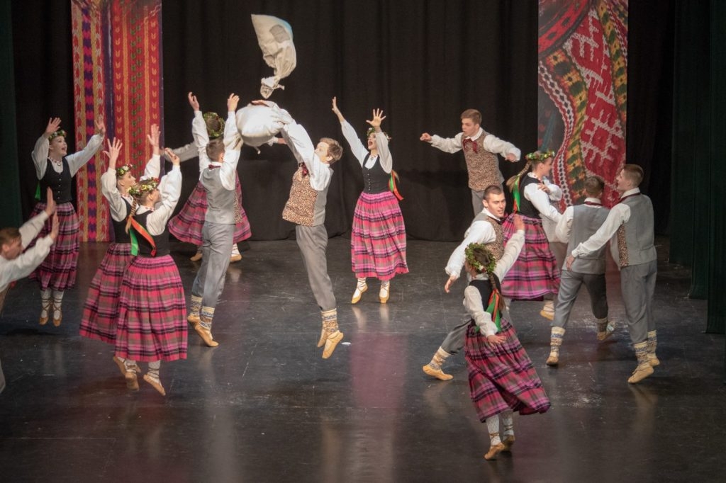 xii-latvijas-skolu-jaunatnes-dziesmu-un-deju-svetku-skate-preilos-foto-ieva-babre-103-1024x682.jpg
