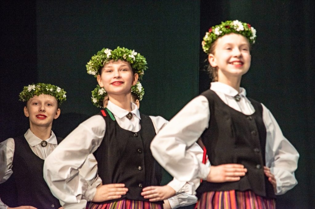 xii-latvijas-skolu-jaunatnes-dziesmu-un-deju-svetku-skate-preilos-foto-ieva-babre-121-1024x682.jpg