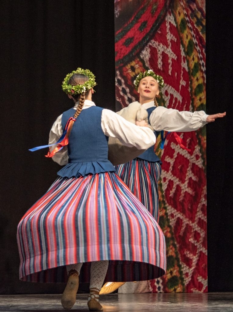 xii-latvijas-skolu-jaunatnes-dziesmu-un-deju-svetku-skate-preilos-foto-ieva-babre-137-764x1024.jpg