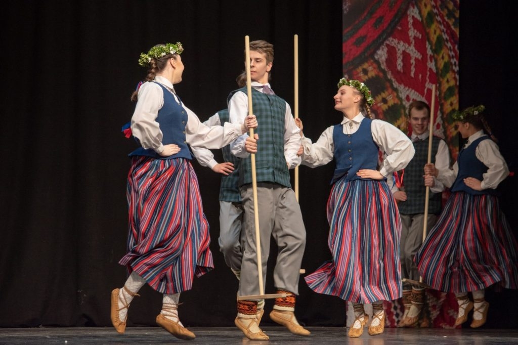 xii-latvijas-skolu-jaunatnes-dziesmu-un-deju-svetku-skate-preilos-foto-ieva-babre-177-1024x682.jpg