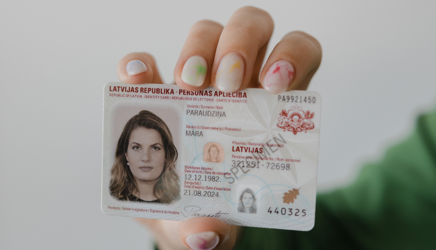 Pilsonības un migrācijas lietu pārvalde turpina modernizēt pakalpojumus; ieviesta iespēja izvēlēties nodaļu, kurā saņemt noformēto personas apliecību (eID karti) un pasi 
