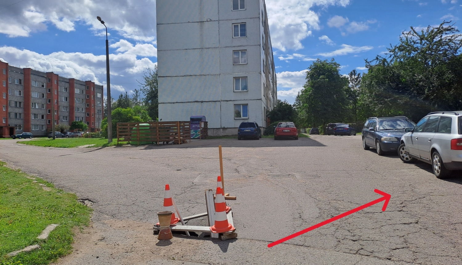 SIA "PREIĻU SAIMNIEKS" lūgums automašīnu vadītājiem, kas novieto savus spēkratus pie mājas Celtnieku ielā 11, Preiļos