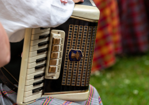 XIII Latvijas Skolu jaunatnes dziesmu un deju svētki: folkloras kopu programma "Dindaru, dandaru, radu novadu rakstus"
