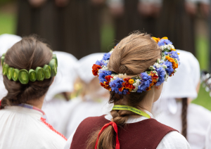 XIII Latvijas Skolu jaunatnes dziesmu un deju svētki: folkloras kopu programma "Dindaru, dandaru, radu novadu rakstus"