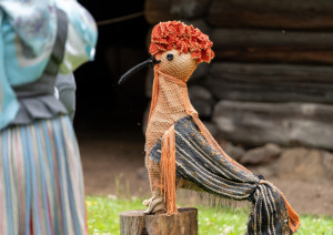 XIII Latvijas Skolu jaunatnes dziesmu un deju svētki: folkloras kopu programma "Dindaru, dandaru, radu novadu rakstus"