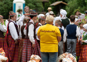 XIII Latvijas Skolu jaunatnes dziesmu un deju svētki: folkloras kopu programma "Dindaru, dandaru, radu novadu rakstus"