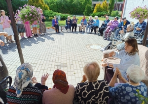 Sirds siltums, kas vieno - SAC "Aglona" seniorus aizkustina jauniešu ciemos nākšana