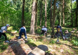 Riebiņos projekta “Riebiņu ebreju kapsētas sakopšanas aktivitātes” ietvaros uzsākti ebreju kapsētas sakopšanas darbi