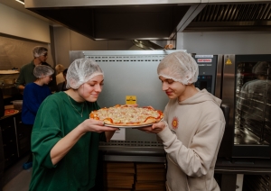 Jauniešu domes pārstāvji projekta “Jauniešu domes LĪDZDALĪBAS STARTUP” ietvaros mācās gatavot picas
