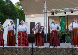 Vasaras sezonas atklāšana Riebiņu parka estrādē