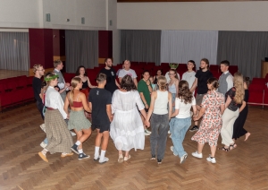 Riebiņu Kultūras namā projekta “Riebiņu ebreju kapsētas sakopšanas aktivitātes” ietvaros aizvadīts danču vakars