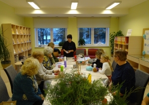 Riebiņu bibliotēkā aizvadīta radošā meistarklase “Ziemassvētku dekori”