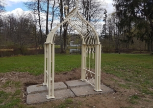 Preiļu parkā uzstādīta metāla arka