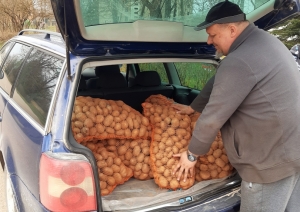 Aizkalnē un Pelēčos projekta “Pats savam saimes galdam” ietvaros atbalsta maznodrošinātās personas un ģimenes ar bērniem
