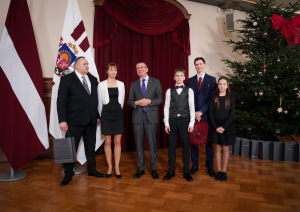 Valsts prezidents kopā ar daudzbērnu ģimenēm iededz Rīgas pils Ziemassvētku egli