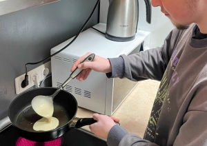 Riebiņu MJIC "Pakāpieni" aizvadīts pankūku gatavošanas un sarunu vakars "Uzcep sev pankūku"