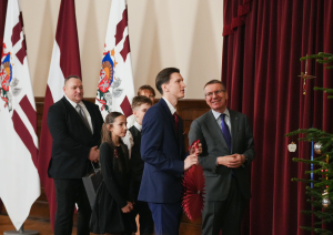 Valsts prezidents kopā ar daudzbērnu ģimenēm iededz Rīgas pils Ziemassvētku egli