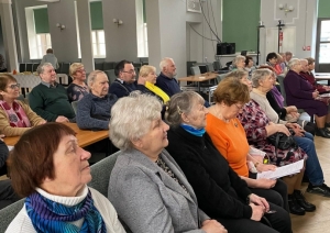 Preiļu novada seniori kuplā skaitā pulcējas uz izglītojošu darbnīcu “Saproti informāciju"