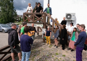 Mūzikas un mākslas festivāla “BILDES” dalībnieki dāvinājuši personalizētas pastkastītes Latgales uzņēmumiem un kultūras norišu vietām